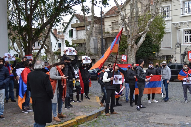 A group of Argentine-Armenians held a protest in front of the Embassy of Azerbaijan