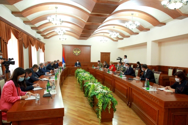 Arayik Harutyunyan chaired a regular sitting of the Commandant office. The issue of resuming the activities of educational institutions was discussed as well
