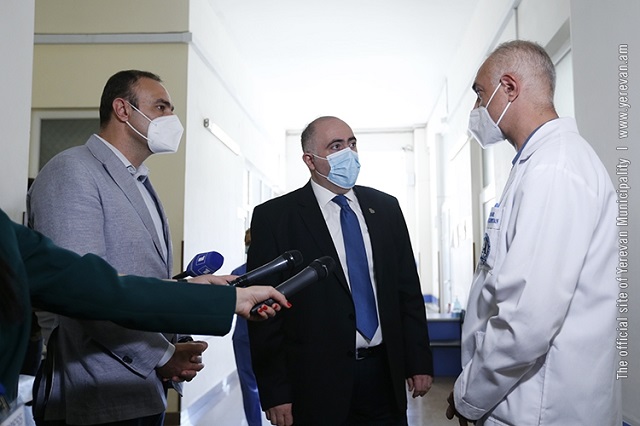 Deputy Mayor visits hospital to inquire health condition of those injured in the collapse