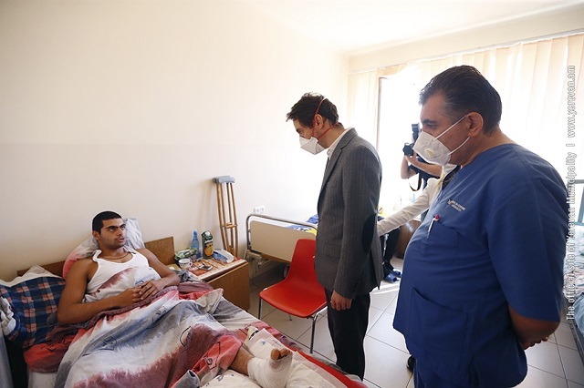 ‘We bow our heads to express our gratitude to you’: Mayor Marutyan visits wounded military men