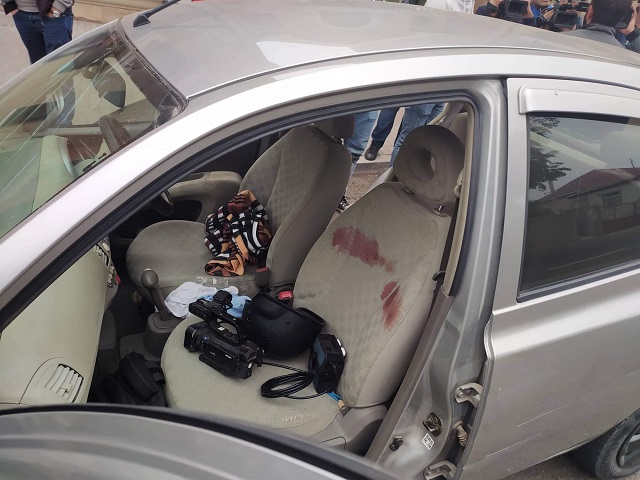 Car carrying journalists comes under shelling