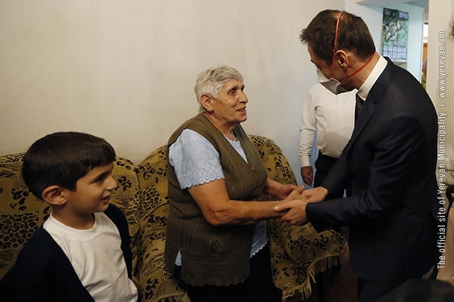 Mayor Hayk Marutyan visits families of new Artsakh heroes living in Yerevan
