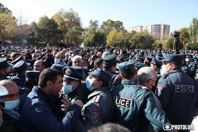 Several detained as opposition forces rally in Yerevan
