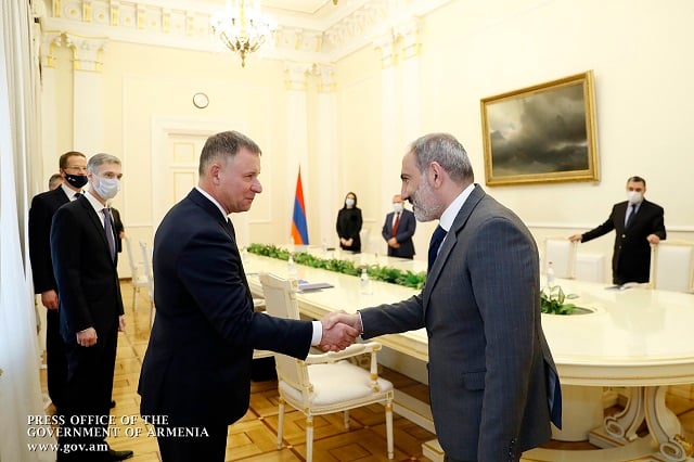 Yevgeny Zinichev briefed the Armenian Prime Minister on those humanitarian activities carried out by the Russian Ministry of Emergency Situations in Artsakh