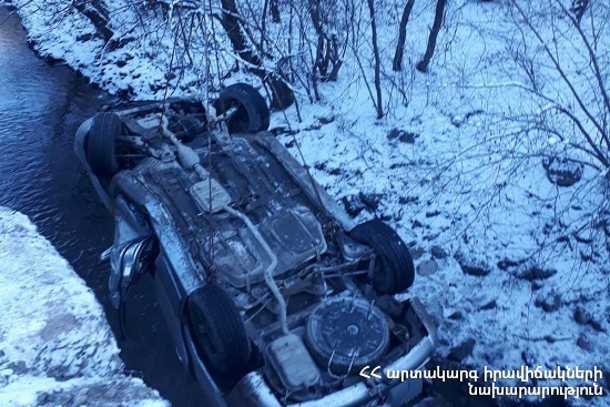 “Hyundai Santa Fe”car ran off he roadway and about 6 meter slided into a gorge in Haghartsin village and fell upside down in “Aghstev” river