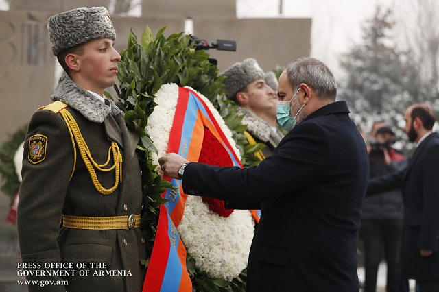 Nikol Pashinyan visits Yerablur military pantheon on Army Day