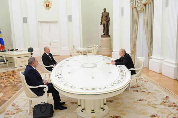 The meeting of the leaders of Armenia, Azerbaijan and Russia has kicked off in Moscow