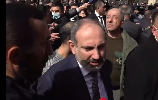 Pashinyan denies rumors of escaping by plane: ‘To prove it, I will invite my family to join us, too’
