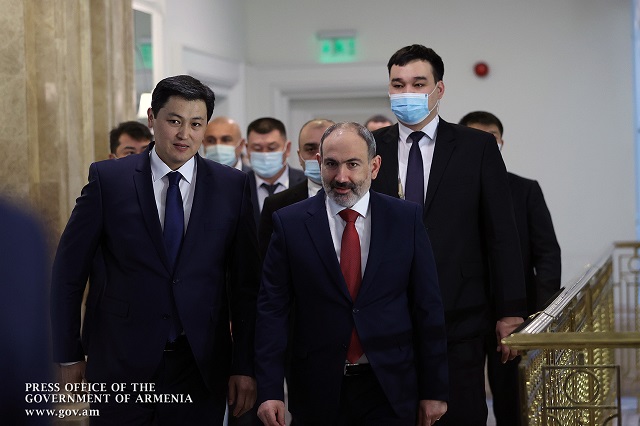 PM Pashinyan meets with Kyrgyz counterpart in Almaty