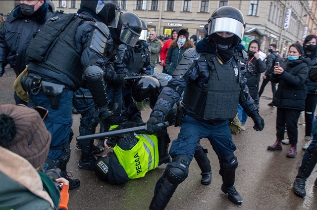 Russian police detain or harass more than 100 journalists amid January 31 pro-Navalny protests