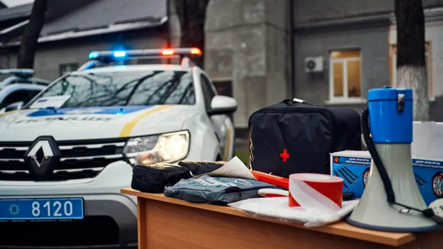 EU and UNOPS provide Donbas police with life-saving first aid kits