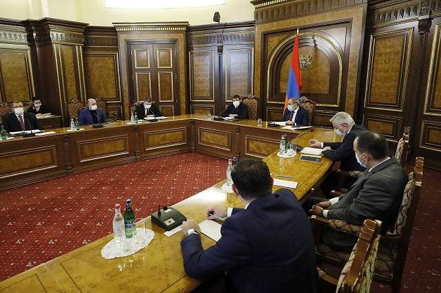 Nikol Pashinyan, Arayik Harutyunyan chair meeting on ongoing and upcoming programs to be implemented in Artsakh