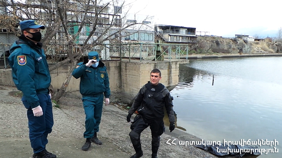 Divers brought the dead body of unidentified citizen out of the water