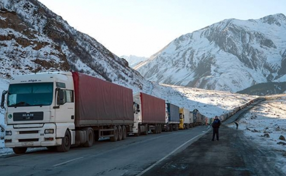 Stepantsminda-Larsi highway is closed for trucks: there are about 428 trucks accumulated on the Russian side