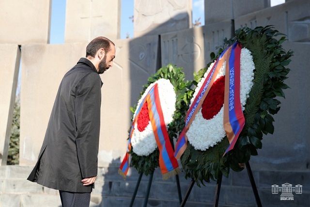 Ararat Mirzoyan visits Yerablur Pantheon