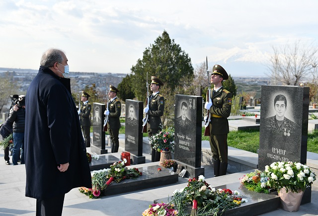 At the “Yerablur” pantheon, the President of the Republic Armen Sarkissian paid tribute to the memory of the heroes killed during the April hostilities in 2016