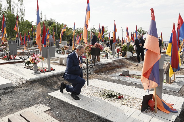 Nikol Pashinyan pays tribute to heroes who sacrificed their lives for Homeland’s sake