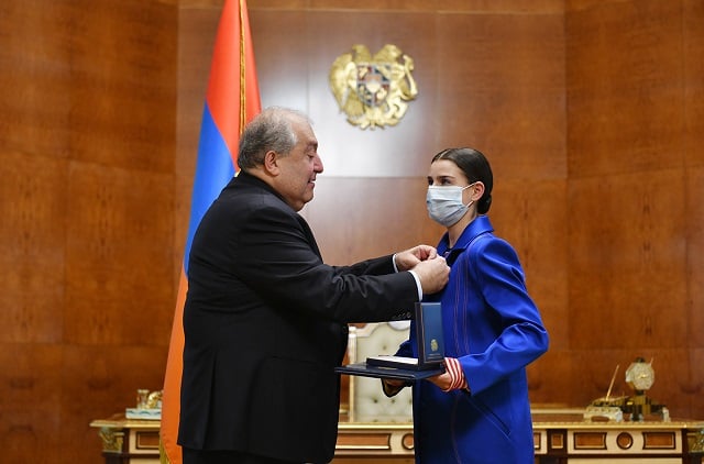 President awarded the famous opera singer Hasmik Grigoryan with a medal