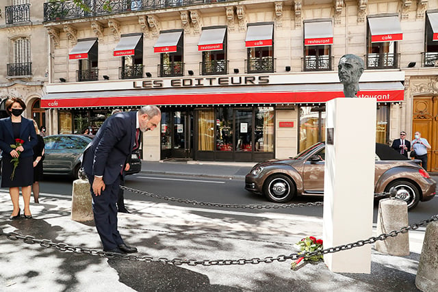 Nikol Pashinyan pays homage to Charles Aznavour in Paris
