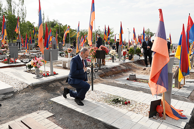 Nikol Pashinyan pays tribute to victims of Artsakh Wars