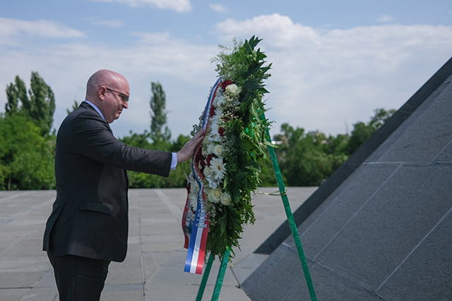 Philip Reeker pays his respects at Tsitsernakaberd with a wreath bearing the inscription, “From the American People”