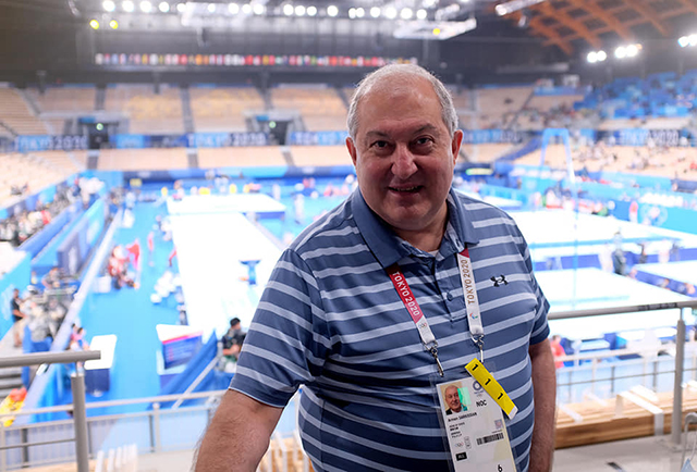 Armen Sarkissian watches performance of gymnast Artur Davtyan at Tokyo Olympics
