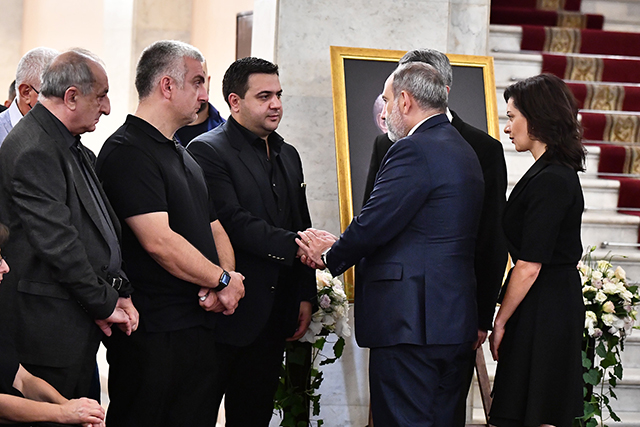 Nikol Pashinyan, Anna Hakobyan attend last farewell ceremony for Jivan Gasparyan. (Photos)
