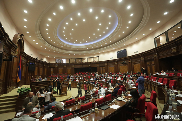 Armenian parliament holds moment of silence in honor of fallen troops of latest Azeri shootings