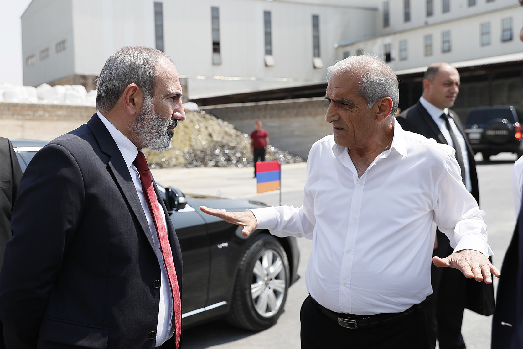 Nikol Pashinyan familiarized with glass production process at Saranist enterprise; briefed on new brandy factory operations
