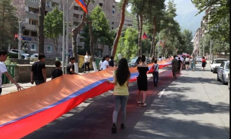 ‘We cannot give up all kinds of weapons’: The 505-meter flag of unity was in Kapan
