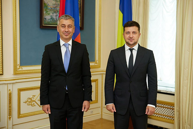 New Armenian ambassador presents credentials to Ukraine’s Zelensky