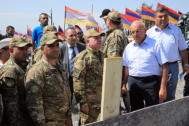 Arshak Karapetyan visits Yerablur Military Pantheon