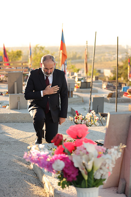 Nikol Pashinyan visits Yerevan military pantheon early morning. (Photos, video)