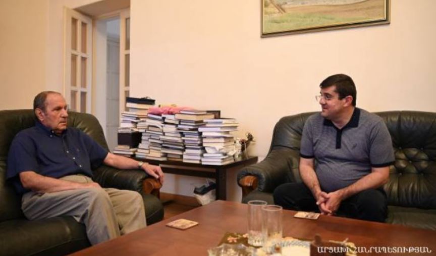 Artsakh President Visits First President of Armenia Levon Ter-Petrosyan to congratulate on Independence Day