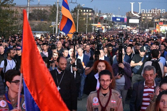 “We are convinced that no one who brought Artsakh and Armenia to this state will go unpunished:” The participants of the torchlight procession enter Yerablur (Photos)