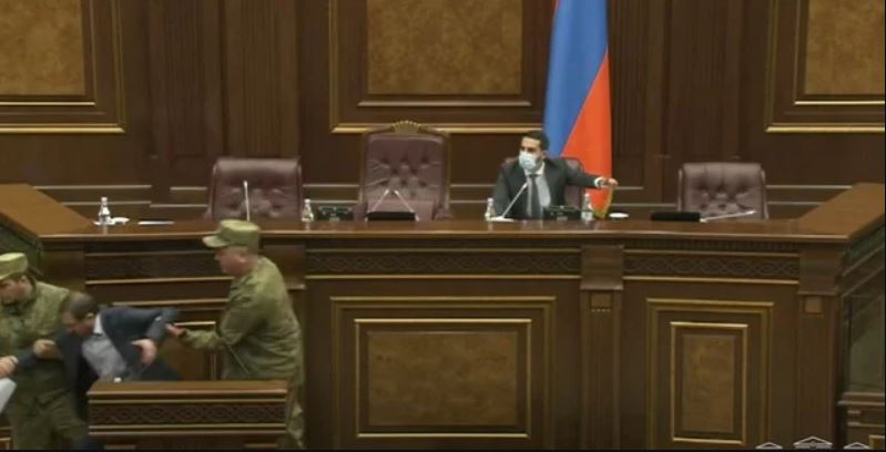 “Anyone who renounces Artsakh is a traitor”: Security drags Gegham Manukyan by the arms and removes him from NA podium