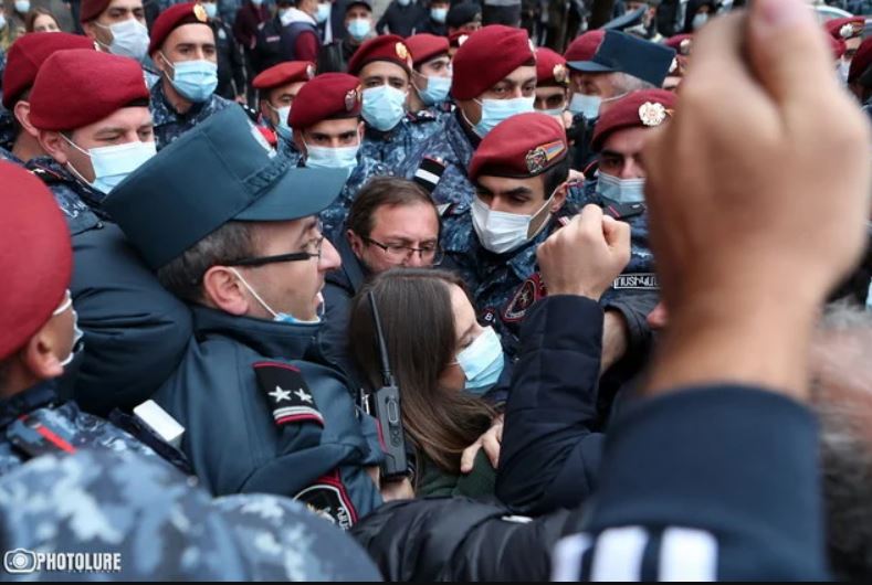 Police push citizens in front of the government: Deputies are not allowed to enter the building
