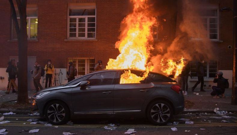 French car-burning returns for New Year’s Eve