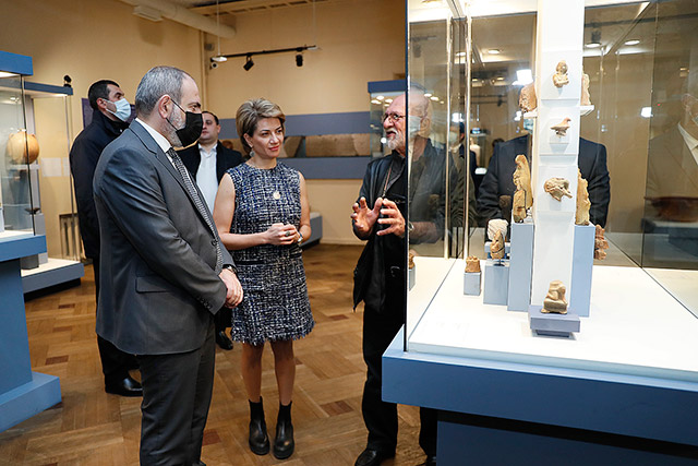 Pashinyan, accompanied by his wife, visits “The Secret of the Earth. Artashat at the Crossroads of Cultures” exhibition