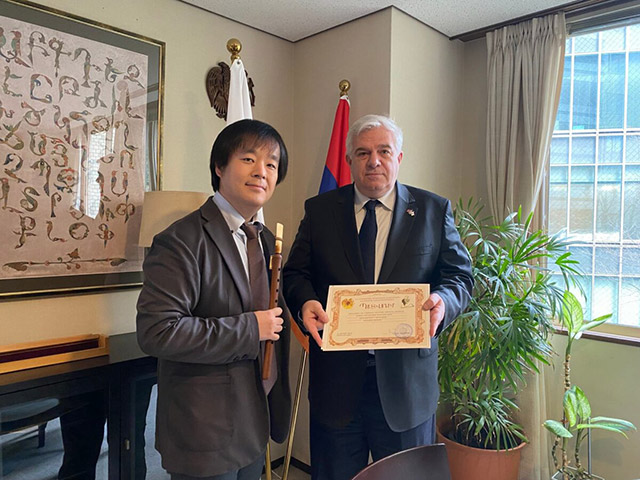 Japanese duduk player Yasutaka Tarumi honored with diploma for popularizing Armenian music