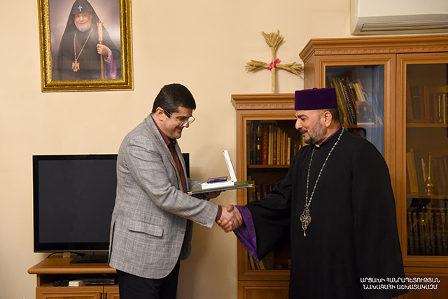 President Harutyunyan handed over the “Vachagan Barepasht” medal to Bishop Vrtanes Abrahamyan