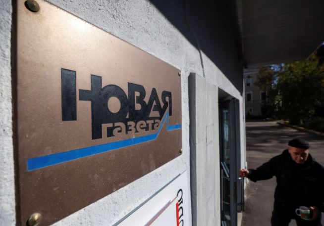 Russian newspaper Novaya Gazeta suspends publication following official warning
