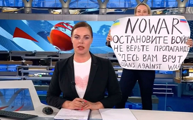 Russian state TV editor interrupts live news broadcast with anti-war message (Video)