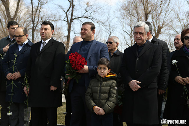 Serzh Sargsyan paid tribute to the memory of Andranik Margarian at the Komitas Pantheon (Photos)