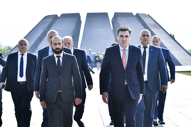 Ararat Mirzoyan, Ilia Darchiashvili visited the Armenian Genocide Memorial and pay tribute to the memory of the Genocide victims (Photos, video)