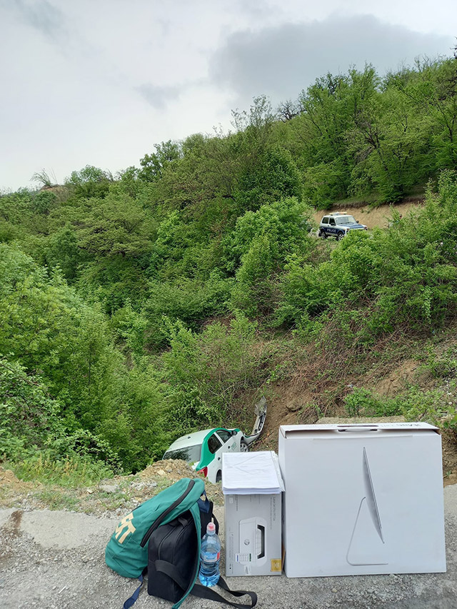 After the collision, seeing that the taxi had rolled into the gorge, the Azerbaijani truck did not stop and kept driving