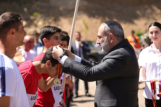 One of the goals of the “RA Prime Minister’s Cup” of schoolchildren road running is to stimulate the will to compete in an honest struggle and the team spirit. Nikol Pashinyan