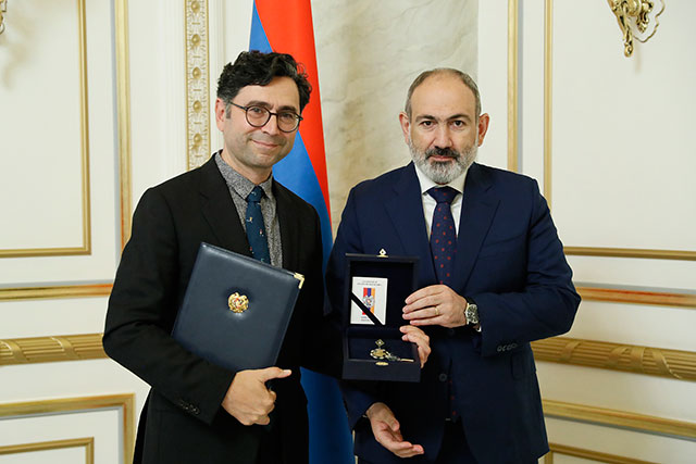 Pashinyan hosts Nobel Laureate Ardem Patapoutian, awards him with the Order of St. Mesrop Mashtots