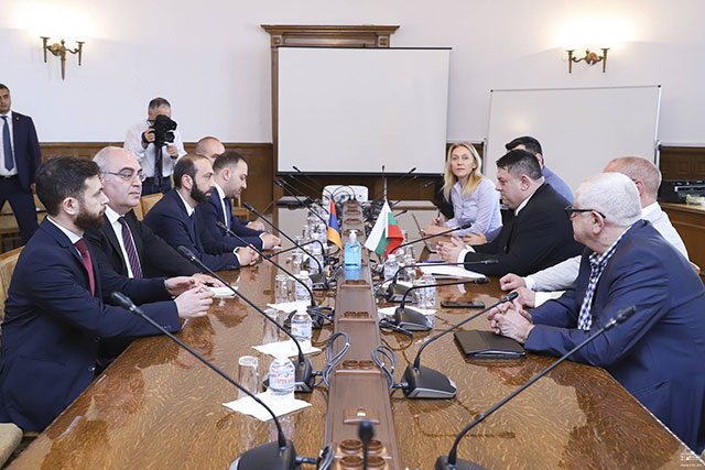 The sides exchanged views on the prospects of promoting cooperation between Armenia and Bulgaria in the fields of economy and trade, tourism, education and culture