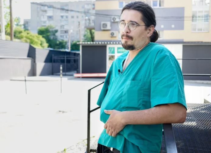 Ukrainian journalist Mykola Pastukh seriously injured by shelling in eastern Ukraine